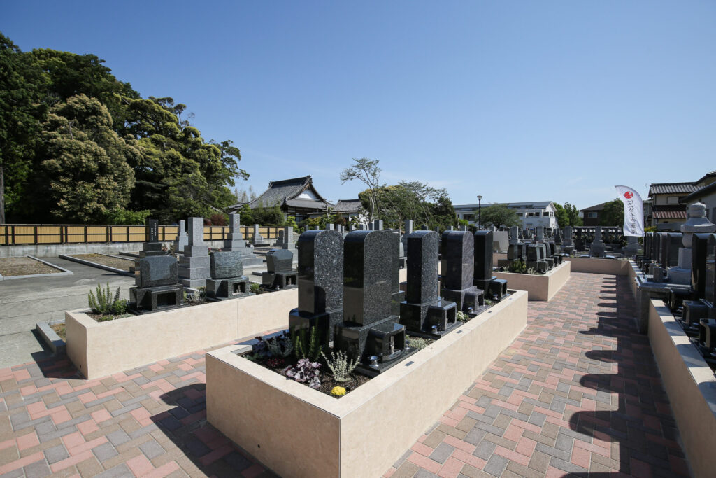 豊橋牛川はなえみ墓園 インターロッキング通路を横から見た整備された墓石エリア