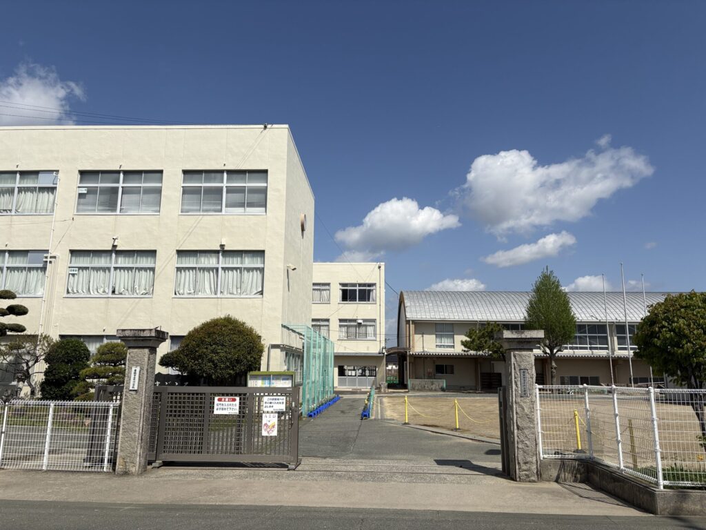 豊橋市立牛川小学校（豊橋市）｜正圓寺・はなえみ墓園アクセスの目印となる小学校