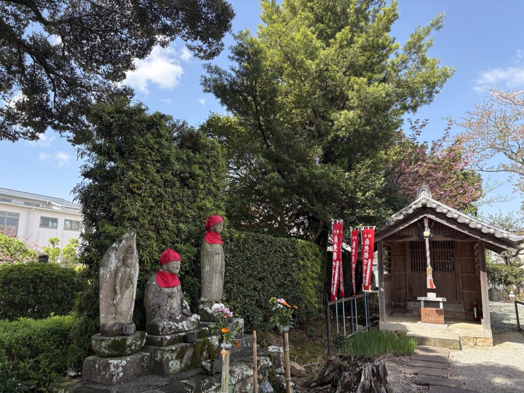 正圓寺境内の墓石エリア全景｜豊橋市牛川町 緑の木々に囲まれた整備された寺院墓地