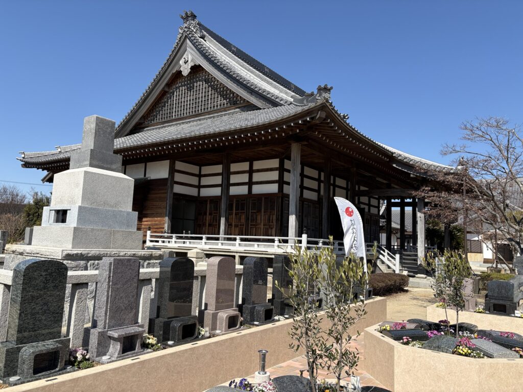 正法寺境内⑧｜岡崎市東本郷 花壇と墓石が調和するガーデン型墓地の実景