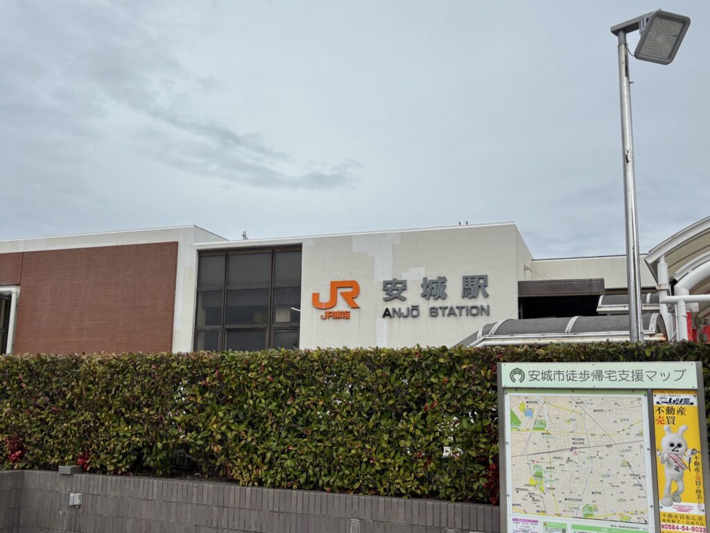 JR安城駅（ANJŌ STATION）南口｜オレンジのJR東海ロゴ・「安城市徒歩帰宅支援マップ」看板 岡崎矢作南はなえみ墓園へ車で10分