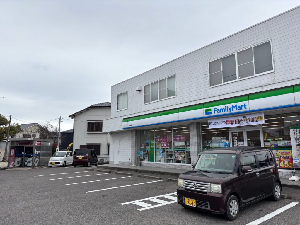 ファミリーマート北本郷店（岡崎市東本郷町周辺）｜白緑青ひさし・「アルバイト募集中」貼り紙・岡崎ナンバー車 岡崎矢作南はなえみ墓園近くのコンビニ