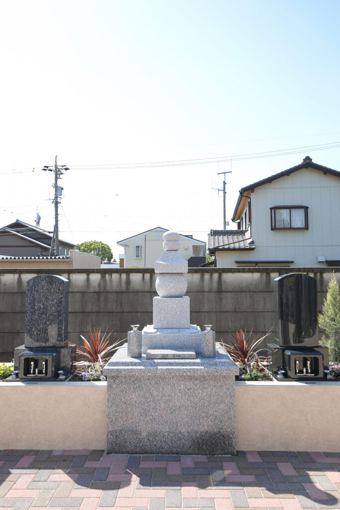 正圓寺境内の墓石エリア別角度｜豊橋市牛川町 和型・洋型墓石と緑の樹木