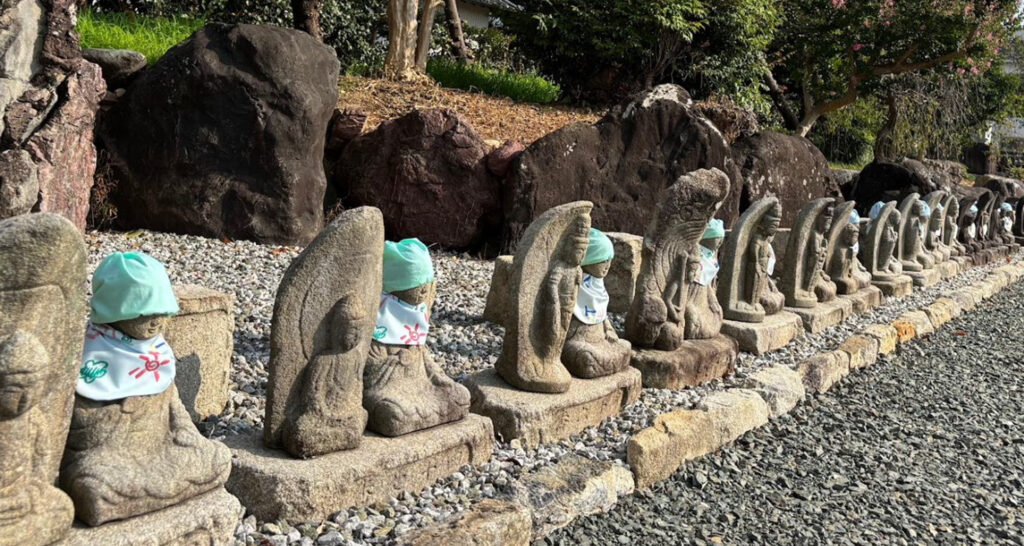 正圓寺境内の地蔵菩薩像（石仏）が一列に並ぶ｜赤い前掛けをまとった石仏群 豊橋市牛川町