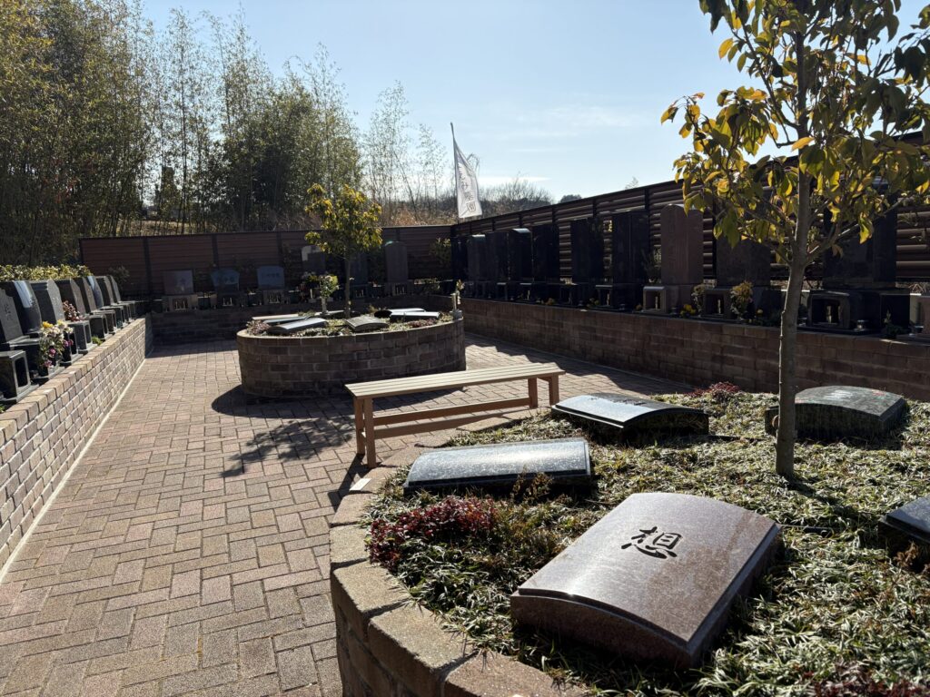 豊田はなえみ墓園の墓園風景②｜豊田市岩倉 顕正寺境内 整備された墓石区画と花壇