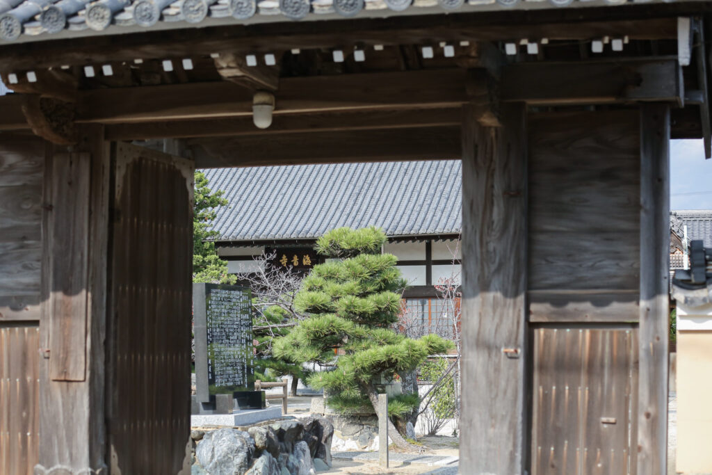 海音寺の山門越しに見る本堂と由緒書き石碑｜703年の歴史を伝える禅寺