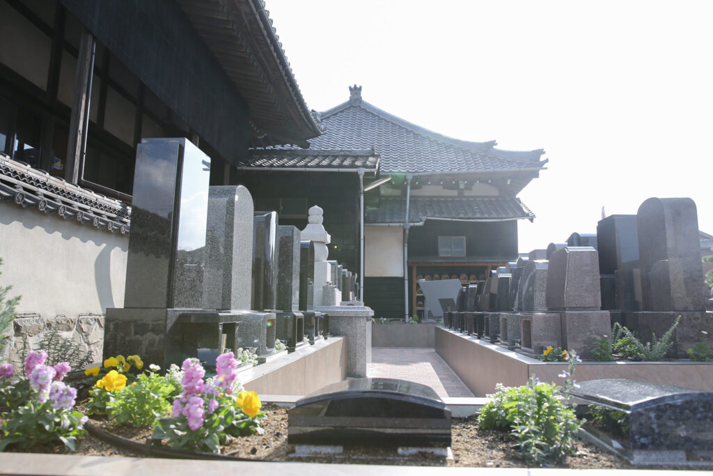 常滑はなえみ墓園の本堂横区画｜花壇に囲まれた洋型・板型墓所