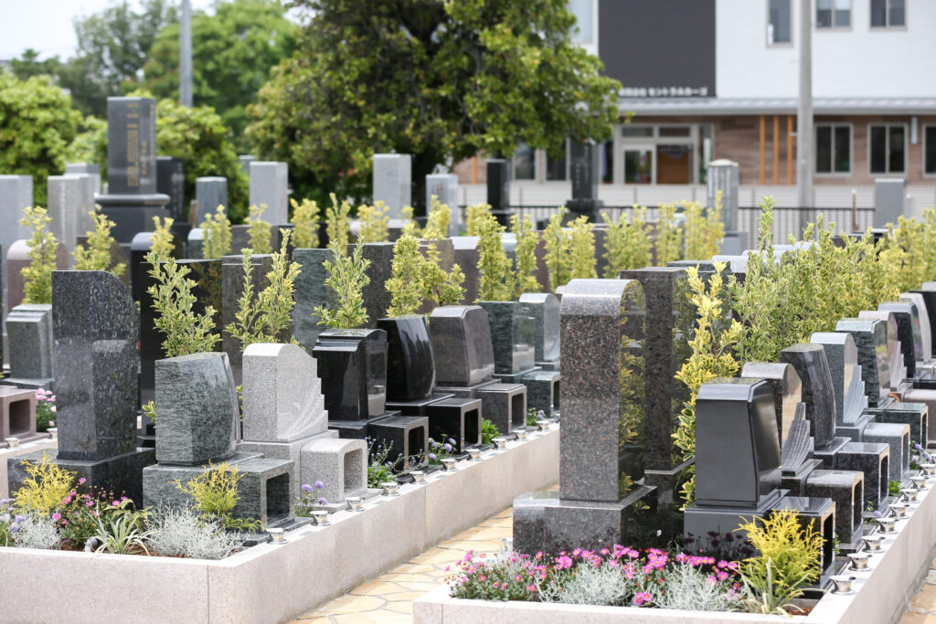 小牧はなえみ墓園 実景｜建立済み和型・洋型墓石が整然と並ぶ庭園型墓園 近隣に事業所
