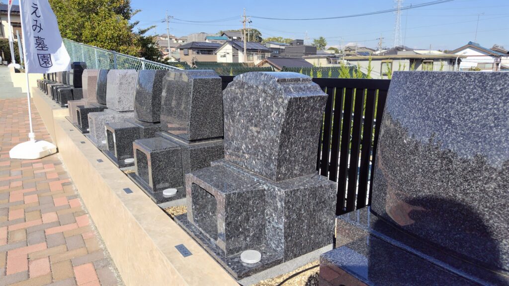 豊橋高師はなえみ墓園 洋型墓石区画｜ブルーパール系御影石を含む磨かれた洋型墓石・区画番号「02-04」プレート・赤レンガ敷き・ベージュ大理石基壇