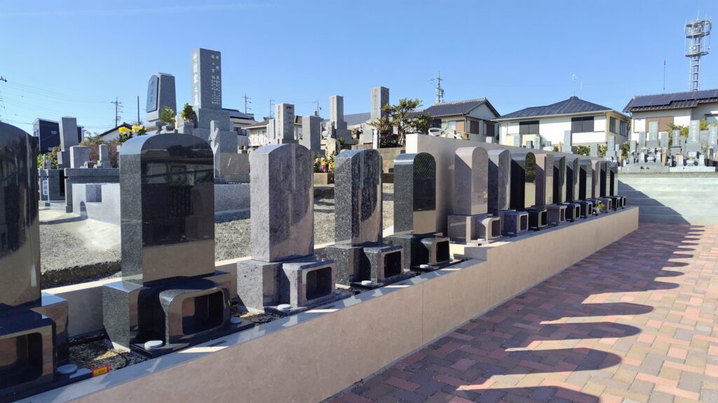 豊橋高師はなえみ墓園・参道と本堂の見える区画