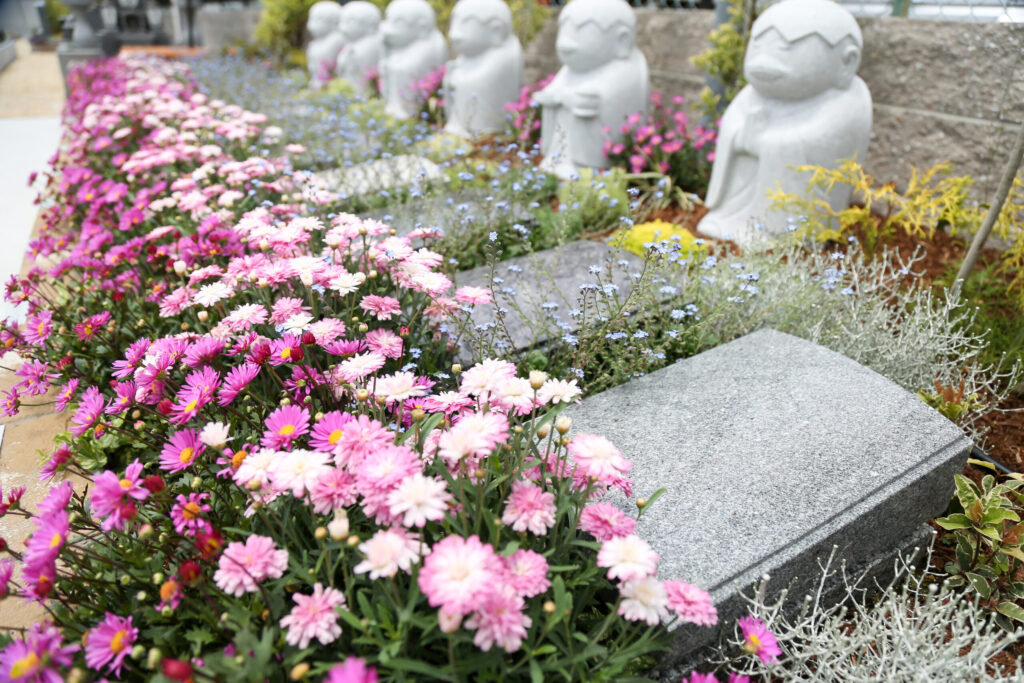 小牧はなえみ　小牧はなえみ墓園 合祀墓・永代供養エリア｜六地蔵様と満開のピンクの花畑（鬼子母神奉安・妙禅寺）
