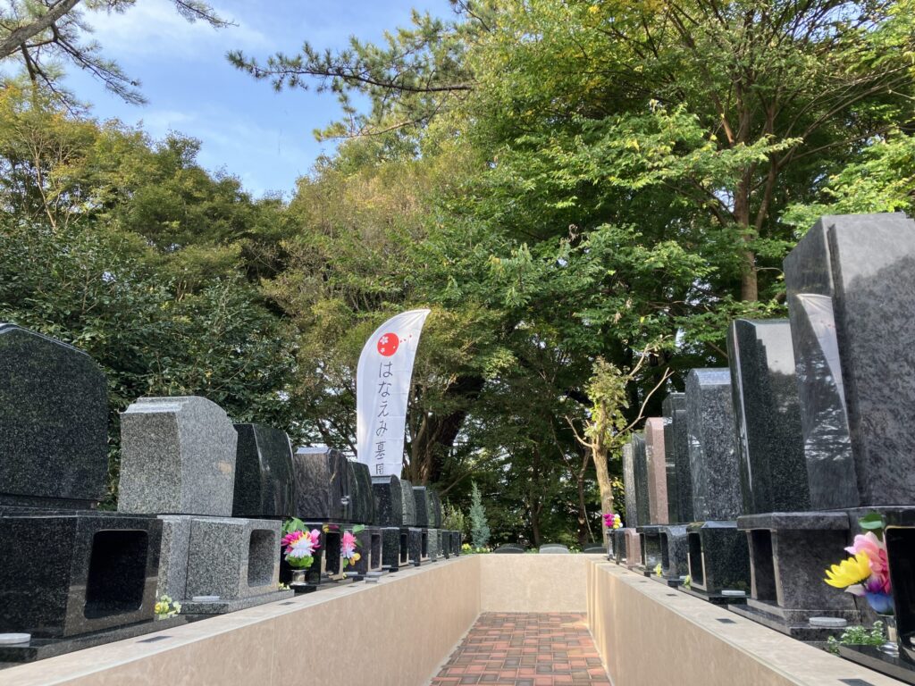 岡崎東公園はなえみ墓園の墓園風景①｜花笑み（はなえみ）の名の通り花と緑に包まれた岡崎市東公園の墓地