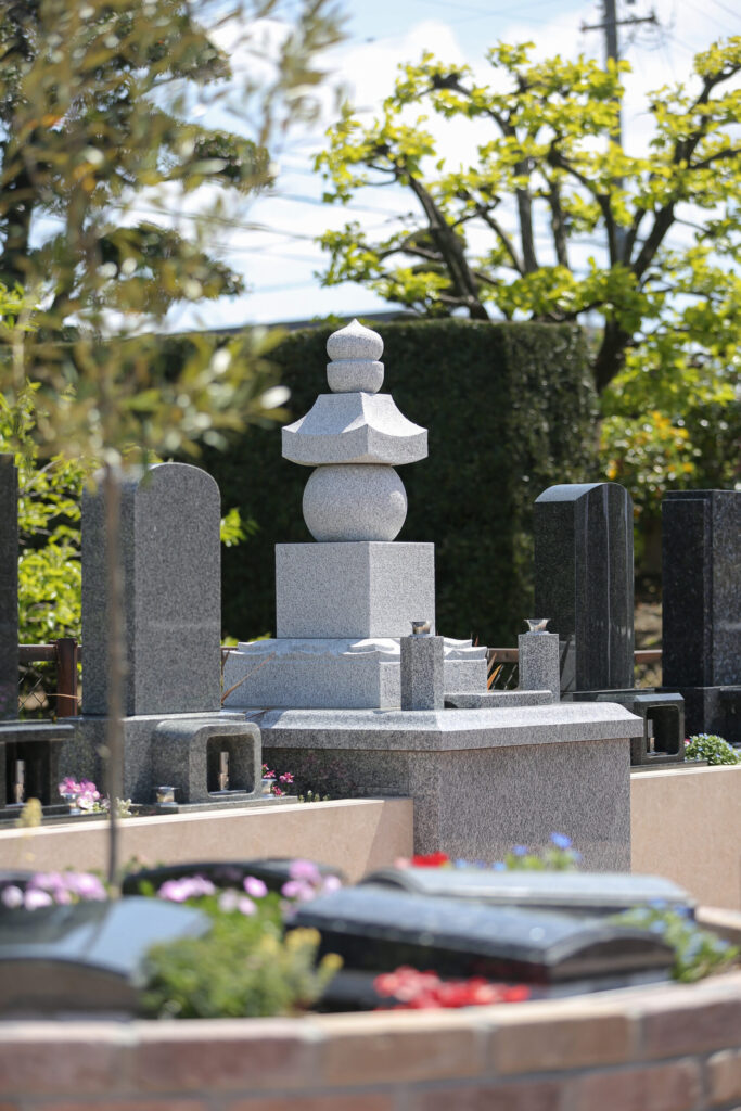はなえみ墓園 購入者N様の墓石写真。「お花畑のような明るい雰囲気で日常のお墓参りが楽しみ」と評価