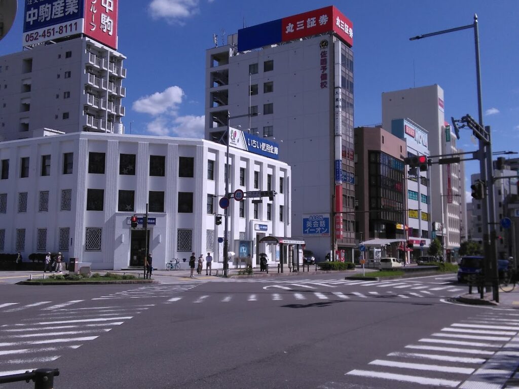 一宮市中心市街地・一宮駅前交差点の街並み｜いちい信用金庫・佐鳴予備校・丸三証券が立地する商業中心地