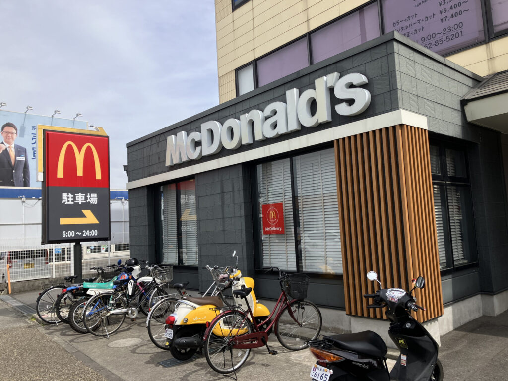 知多はなえみ墓園の目印ランドマーク「マクドナルド 知多清水が丘店」外観｜営業時間6:00〜24:00
