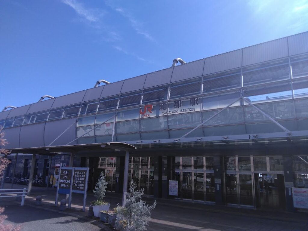 JR東海道本線 蒲郡駅外観｜「JR東海」ロゴと「GAMAGORI STATION」の文字 蒲郡はなえみ樹木葬（覚性院）への起点 名鉄蒲郡線に乗り換え西浦駅へ