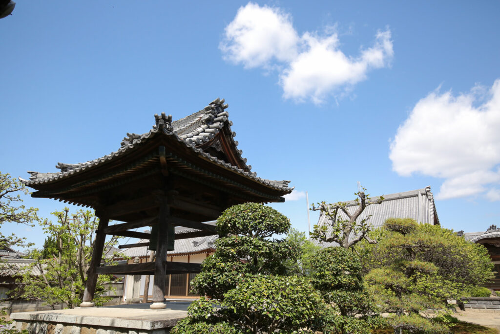 妙法寺境内の鐘楼堂｜一宮市丹陽町の日蓮宗寺院