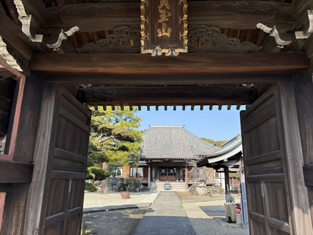 曹洞宗龍江寺 山門（刈谷市小垣江）｜両開きの木製扉・精巧な彫刻・金文字の扁額を持つ格式ある山門 山門越しに本堂が望める