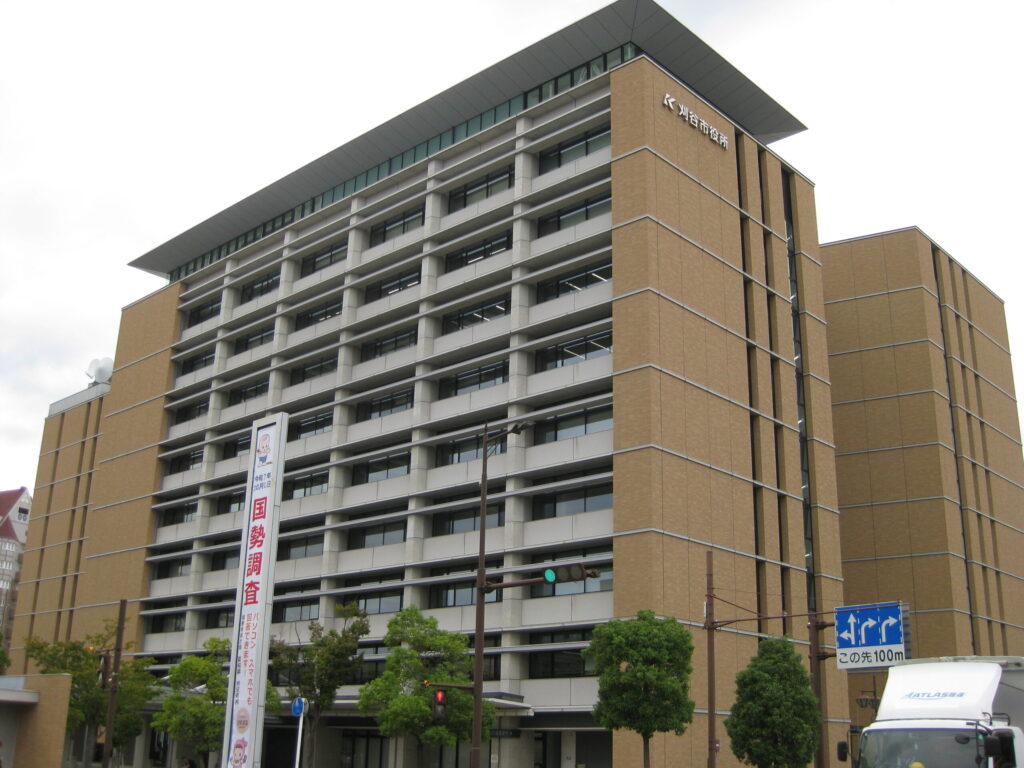 刈谷市役所 外観｜「刈谷市役所」の白い文字が入るベージュの高層庁舎と「国勢調査」縦断幕 龍江寺 刈谷はなえみ樹木葬から車で約8分