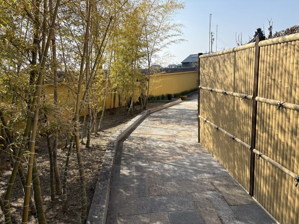 曹洞宗龍江寺 境内 竹林の参道｜竹垣と若竹が並ぶ石畳の参道が墓園へ続く 刈谷市小垣江 刈谷はなえみ樹木葬