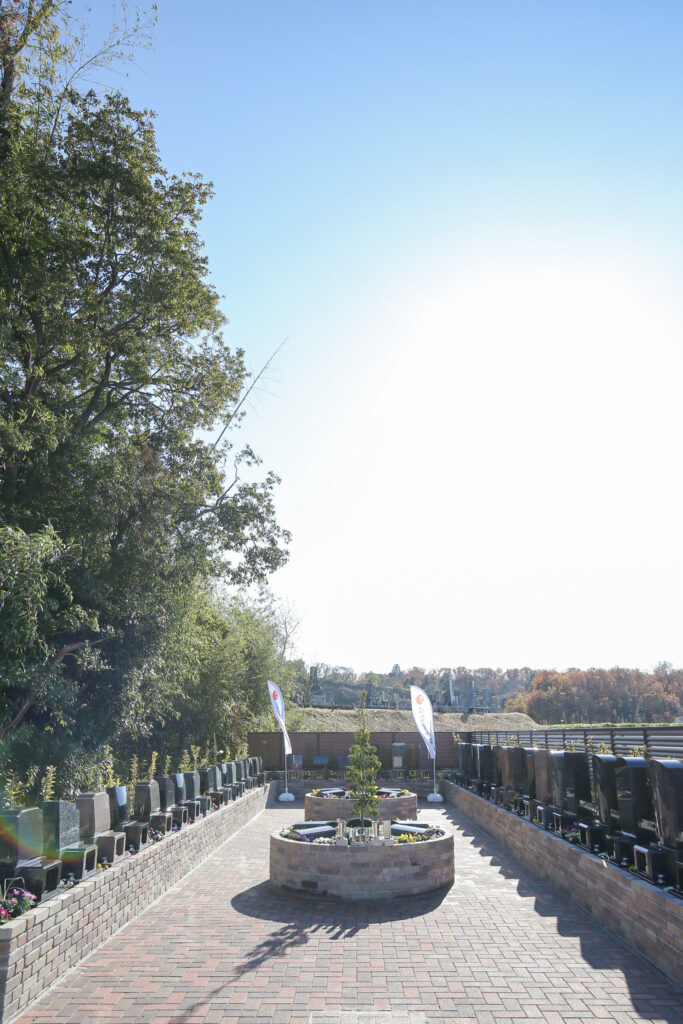 豊田はなえみ墓園の墓園風景①｜花笑み（はなえみ）の名の通り花と緑に包まれた豊田市岩倉の庭園型墓地