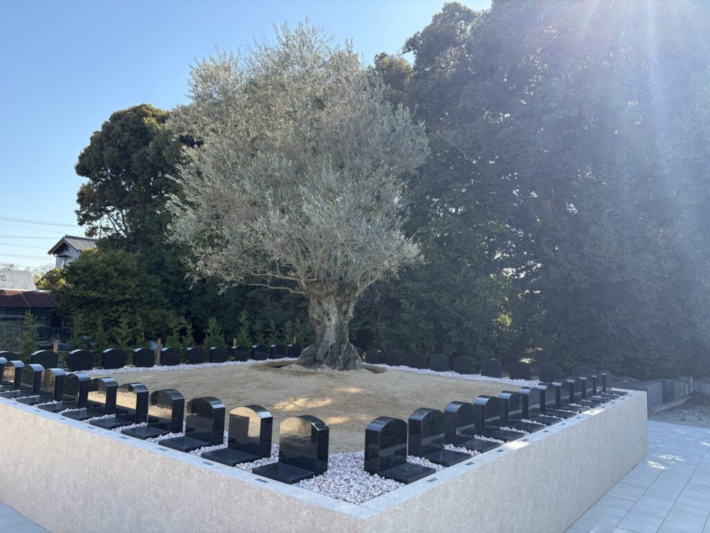刈谷はなえみ樹木葬の墓園風景①｜花と緑に包まれた明るい樹木葬 刈谷市小垣江