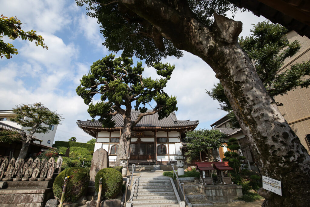 曹洞宗 嶺松山 本覚寺本堂｜知多市八幡の閑静な住宅地に建つ禅宗寺院