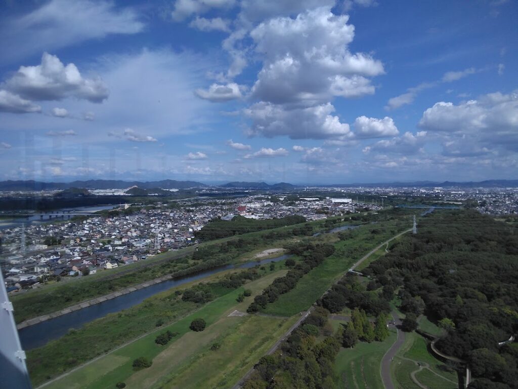 ツインアーチ138展望台から望む木曽川と一宮市の街並み｜濃尾平野を流れる大河と一宮丹陽はなえみ墓園の広域エリア