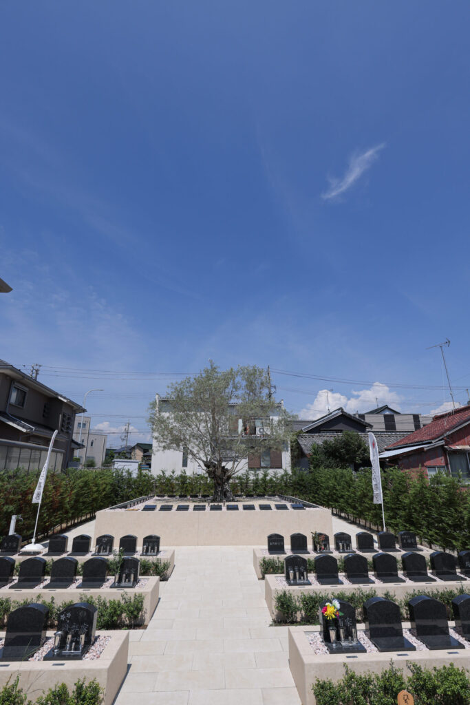 蒲郡はなえみ樹木葬（覚性院）の実景⑤｜整備された墓石区画と植栽 蒲郡市西浦町 宗旨宗派不問
