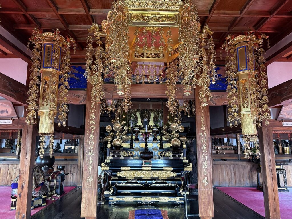 曹洞宗龍江寺 本堂内陣｜金色の天蓋・須弥壇・無数の瓔珞が荘厳な曹洞宗の内陣 刈谷市小垣江 徳川歴代13代将軍の位牌を安置
