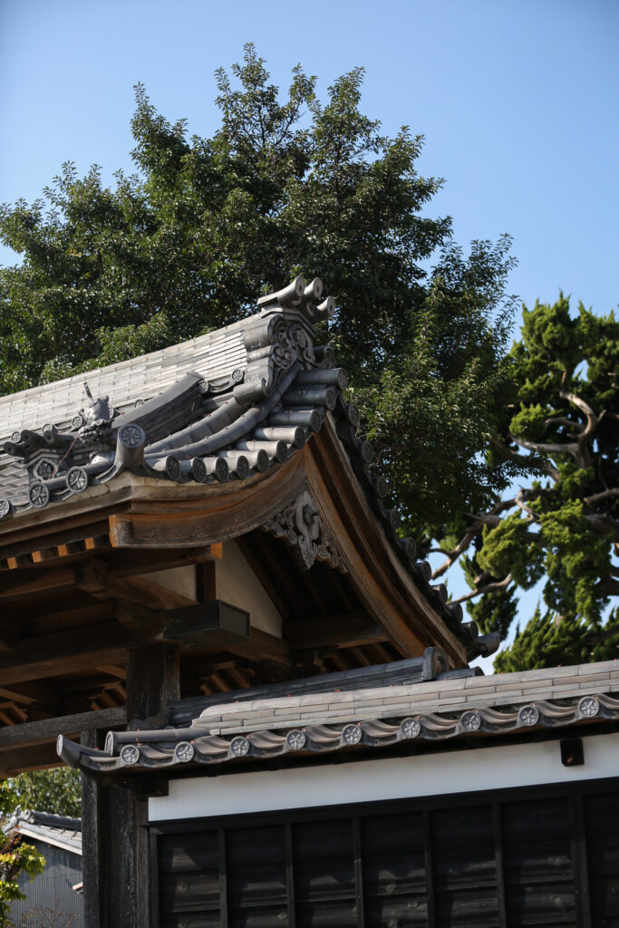 曹洞宗 本覚寺 本堂の唐破風と鬼瓦｜禅宗寺院建築の意匠（知多市八幡）
