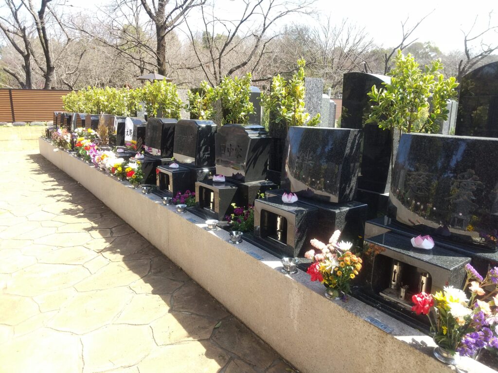 平和公園はなえみ墓園 墓園風景②｜名古屋市千種区平和公園 庭園のような花壇に囲まれた通路 月1回専門清掃で清潔維持