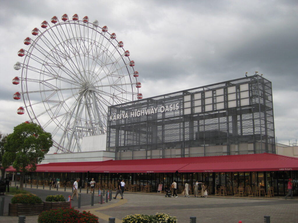 刈谷ハイウェイオアシス（KARIYA HIGHWAY OASIS）外観｜大型観覧車（赤いゴンドラ）と「KARIYA HIGHWAY OASIS」の文字が目印 龍江寺 刈谷はなえみ樹木葬への高速道路アクセスランドマーク