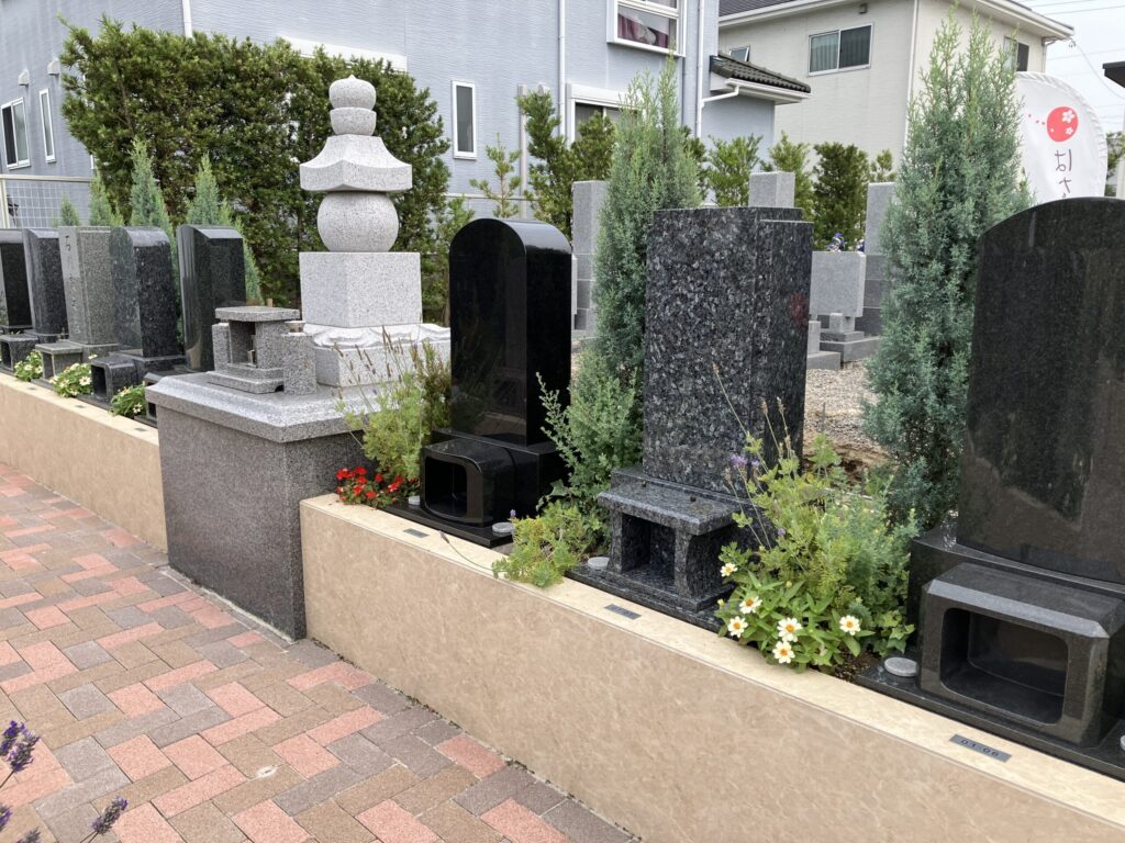 西尾はなえみ墓園の現地写真①｜花と緑に囲まれた西尾市楠村町 阿弥陀院境内の明るい墓園