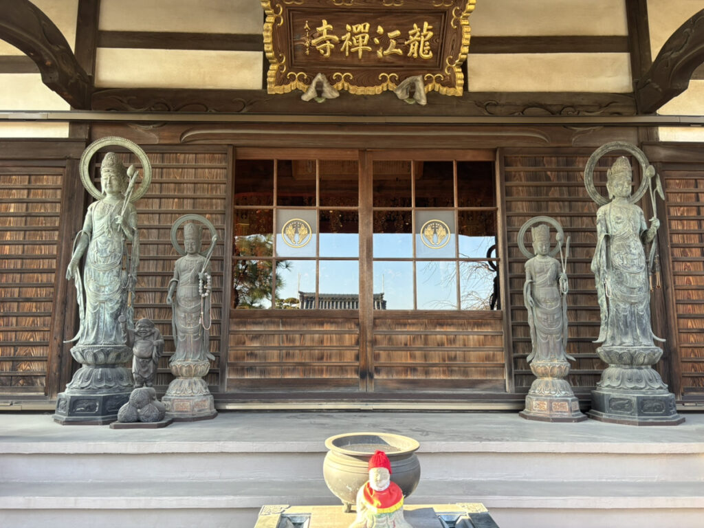 曹洞宗龍江寺 本堂外観（刈谷市小垣江）｜重厚な寄棟造り灰色瓦屋根・大きな黒松・石灯籠 延宝4年（1676年）刈谷藩主建立の古刹