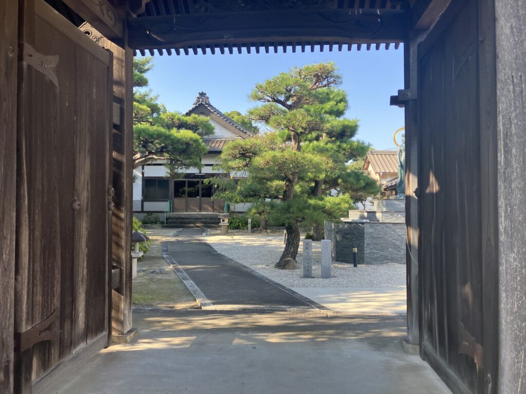 浄土宗西山深草派 阿弥陀院 境内⑤｜四季の花が彩る西尾市楠村町の浄土宗寺院