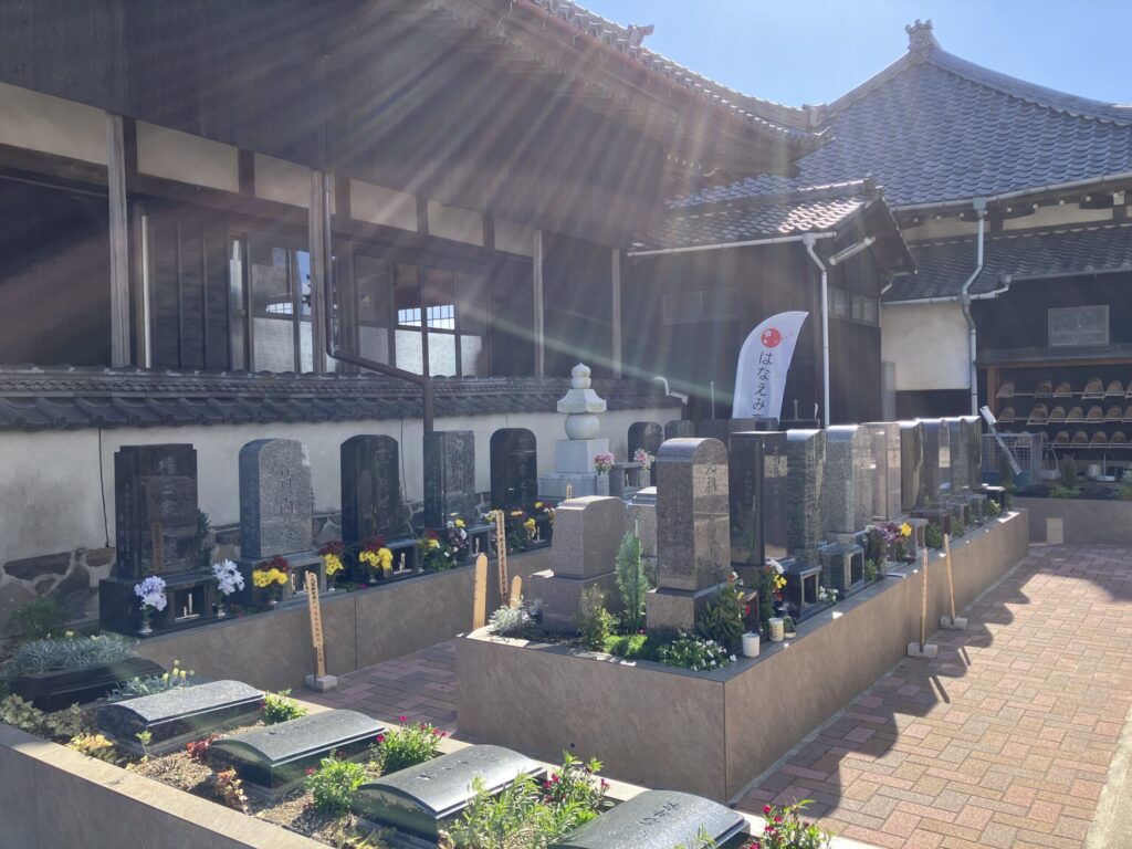 光が降り注ぐ常滑はなえみ墓園の墓所｜年忌法要・お盆・お彼岸のお参りに便利