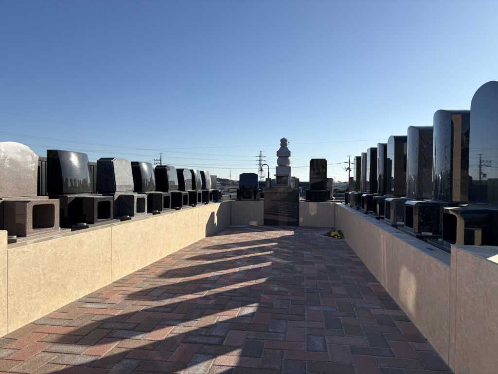 豊橋高師はなえみ墓園の整備された参道と区画