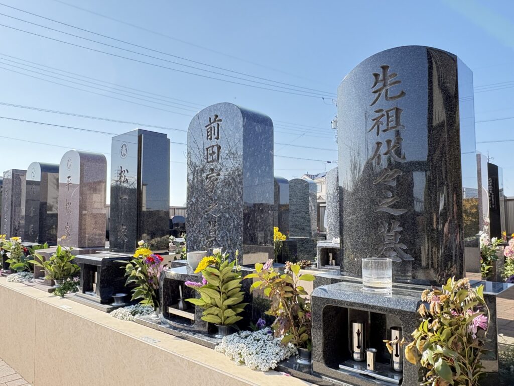 豊川はなえみ墓園の板型墓石区画｜花や緑に囲まれたコンパクトなお墓