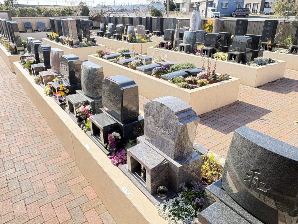 豊川はなえみ墓園の墓石まわりに咲く季節の花々