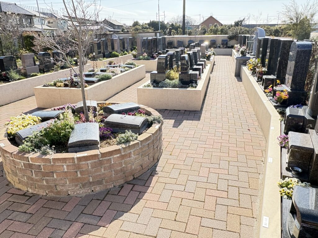 豊川はなえみ墓園の彩り豊かな植栽｜月1回の定期手入れ