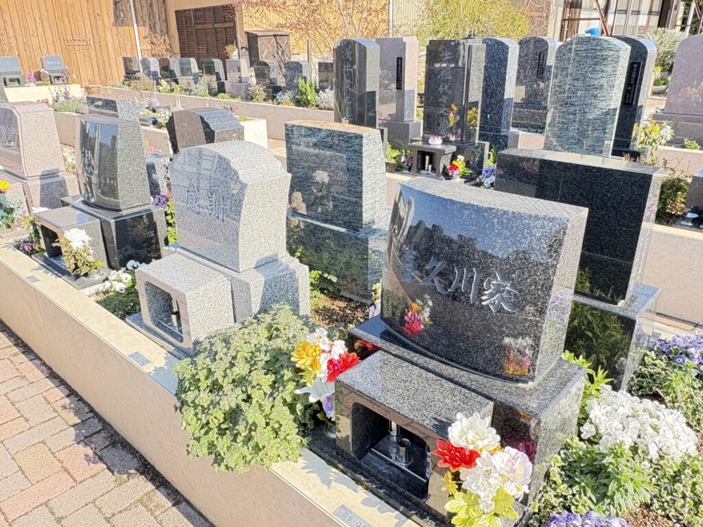 豊川はなえみ墓園・参道と本堂の見える区画