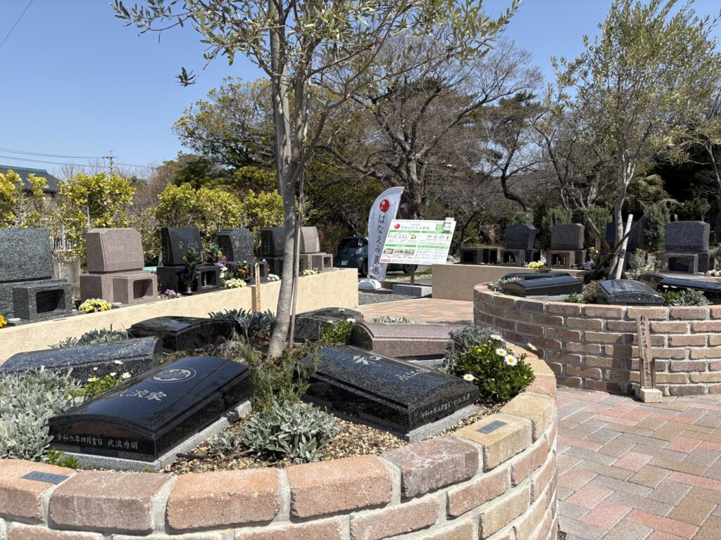 西尾はなえみ墓園（阿弥陀院境内）実景④｜季節の花々が咲く明るい庭園型墓地 西尾市楠村町堂地