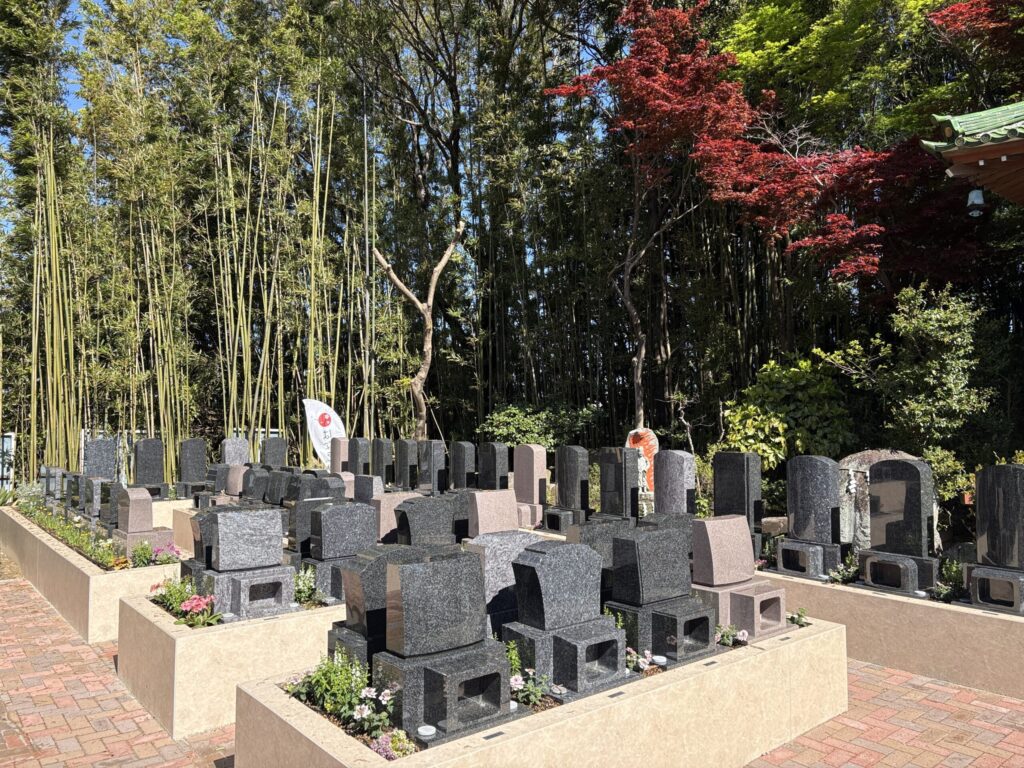 東天竺山世尊寺（岡崎東公園内）境内写真⑬｜墓石と花壇と東公園の自然が一体となった唯一無二の墓地環境
