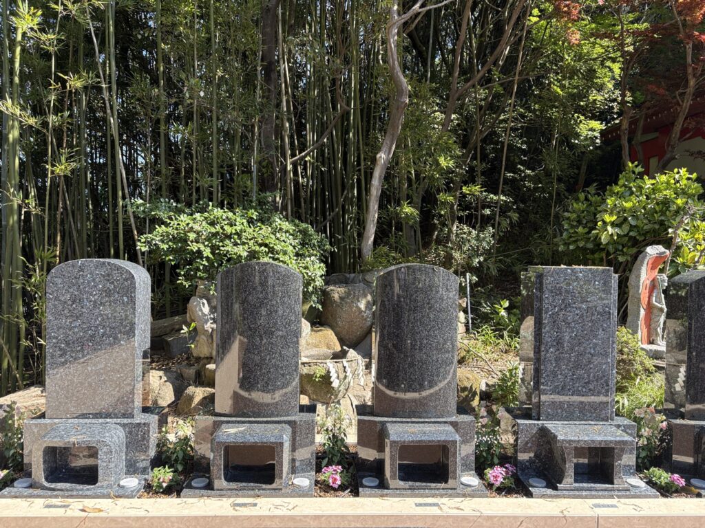 岡崎東公園はなえみ墓園（世尊寺内）実景⑤｜花壇と墓石が調和する庭園型の明るい墓地環境