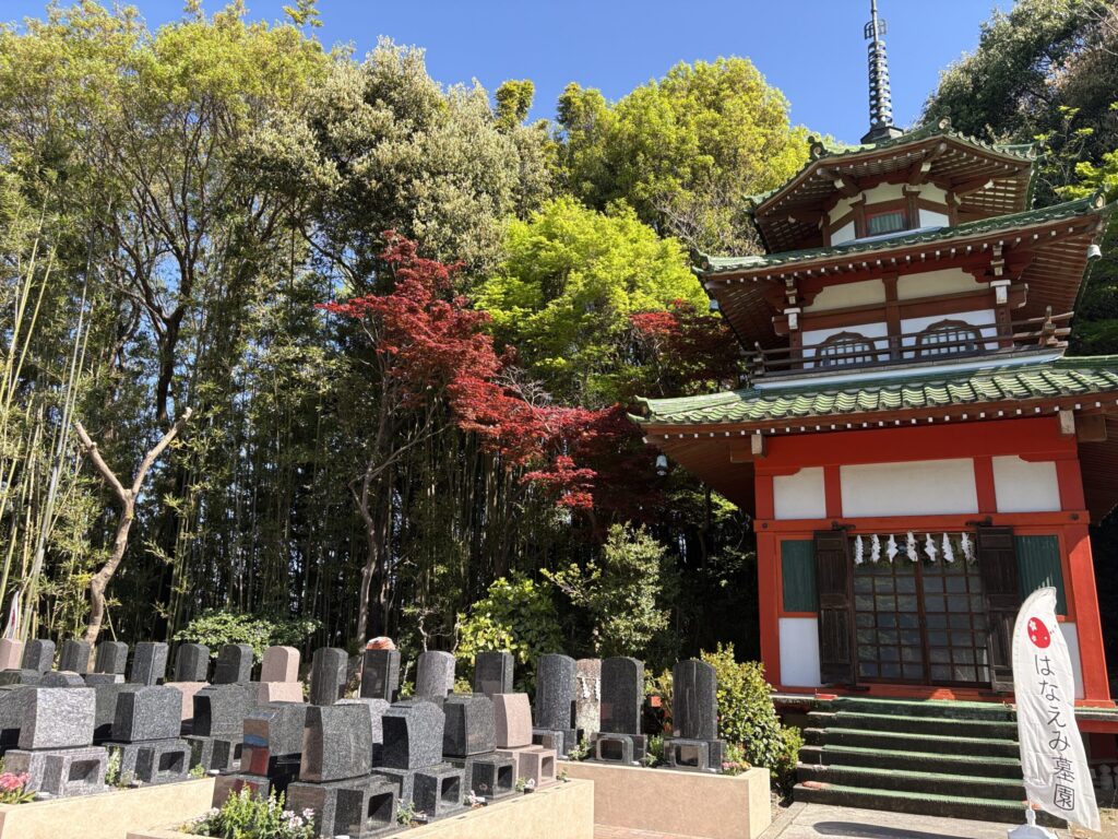 岡崎東公園はなえみ墓園（世尊寺内）実景⑥｜「子供たちの遊ぶ声が聞こえるお墓は怖くない」東公園に隣接した生き生きとした墓地環境
