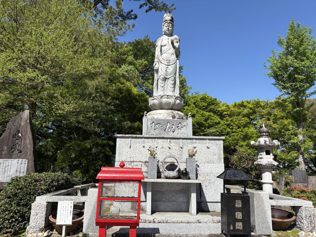東天竺山世尊寺（岡崎東公園内）境内の墓石エリア写真③｜花と緑に囲まれた岡崎東公園はなえみ墓園の実景
