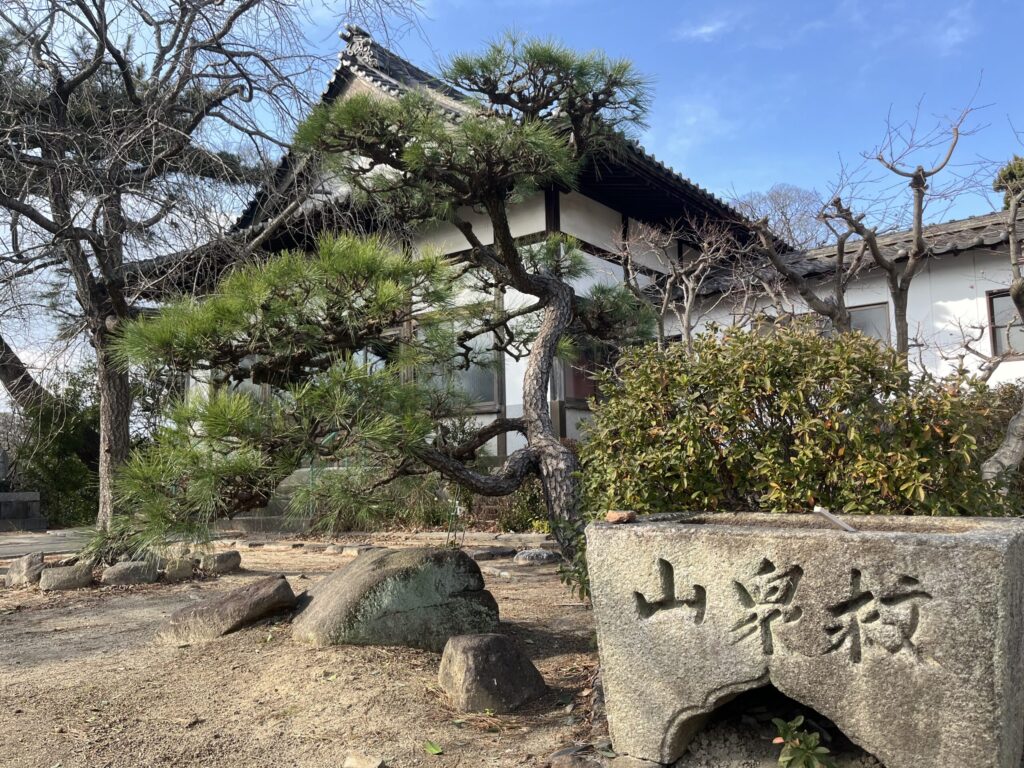 浄土宗西山深草派 阿弥陀院 境内④｜花に囲まれた西尾市楠村町の浄土宗寺院