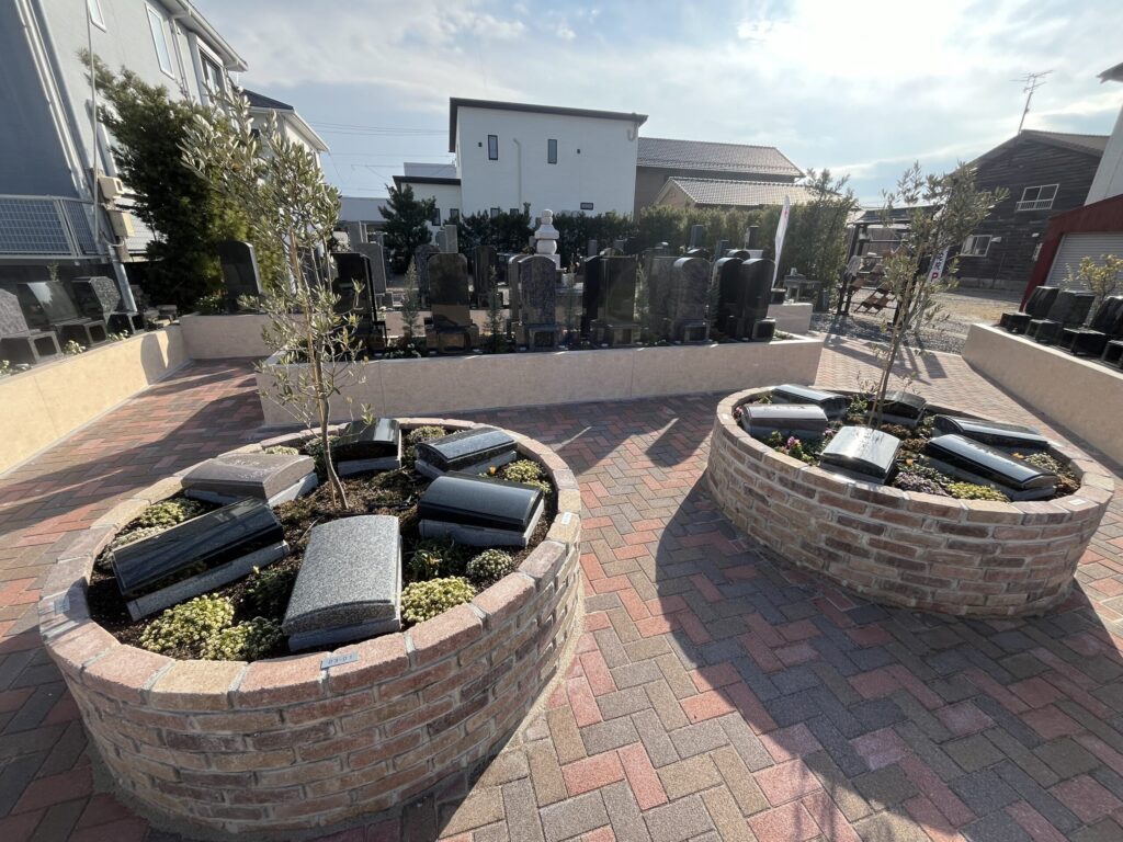 西尾はなえみ墓園の現地写真③｜月1回専門清掃 清潔な花壇と通路 西尾市楠村町 阿弥陀院境内