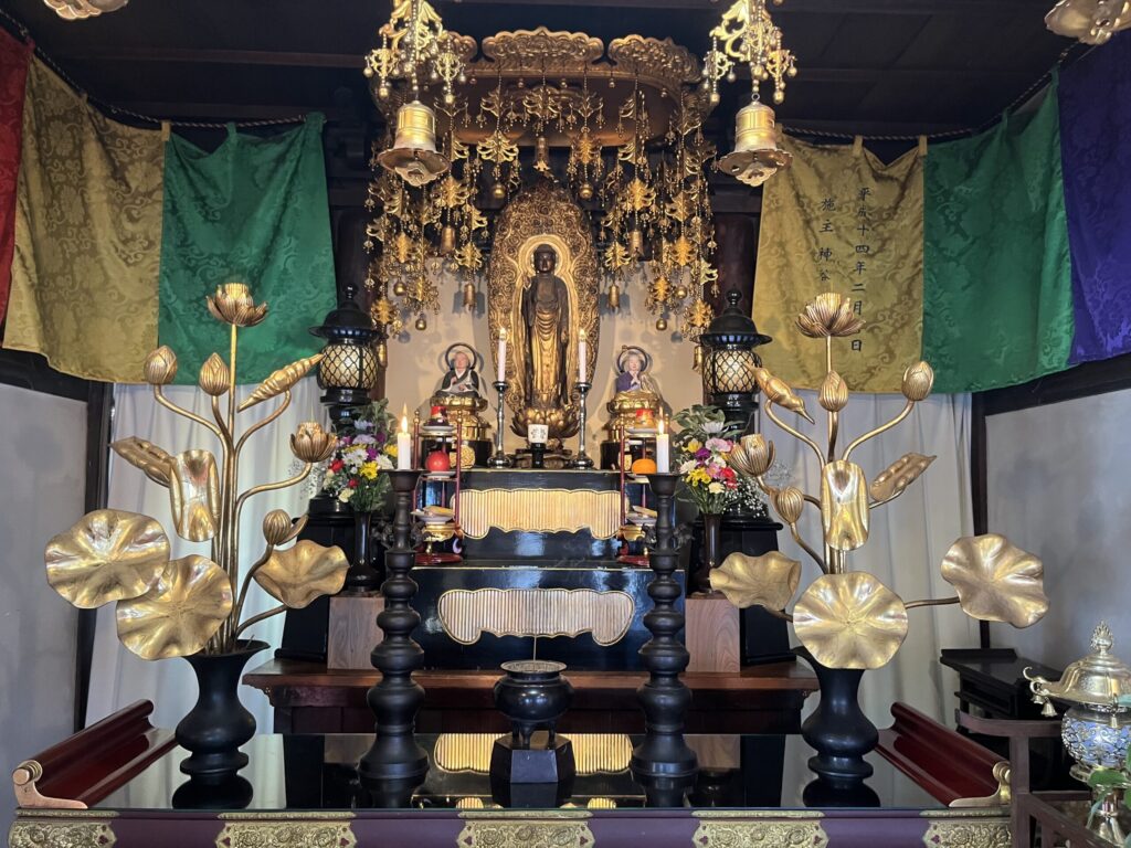 治寶山 浄泉寺 本堂内陣｜ご本尊・阿弥陀如来立像（浄土宗